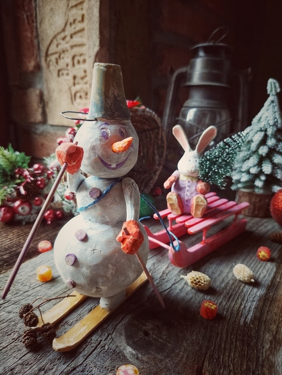 Сніговик з зайчиком на санках Ексклюзивна дерев'яна іграшка ручної роботи, фото №3