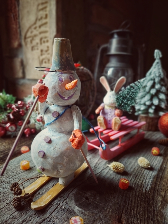 Сніговик з зайчиком на санках Ексклюзивна дерев'яна іграшка ручної роботи, фото №4