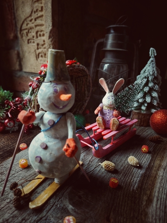 Сніговик з зайчиком на санках Ексклюзивна дерев'яна іграшка ручної роботи, фото №5