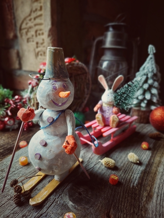 Сніговик з зайчиком на санках Ексклюзивна дерев'яна іграшка ручної роботи, фото №6