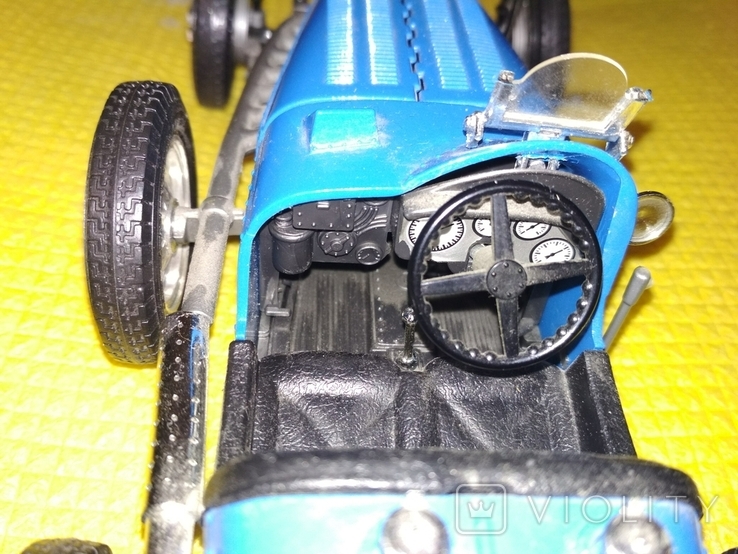 Brinquedo: carro Bugatti Type 59, 1934, scala 1/18, Burago, made in Italy, medindo 25 cm de comprimento, uma roda solta