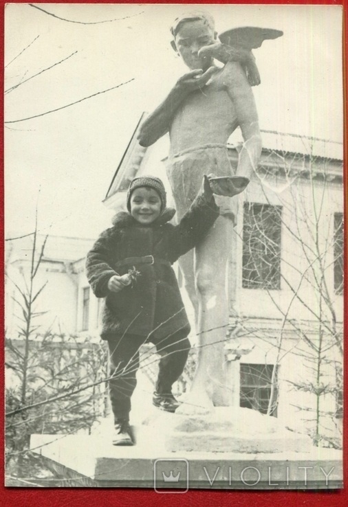 Харківський будинок відпочинку Гай Паркова скульптура Хлопчик годує голуба, фото №2