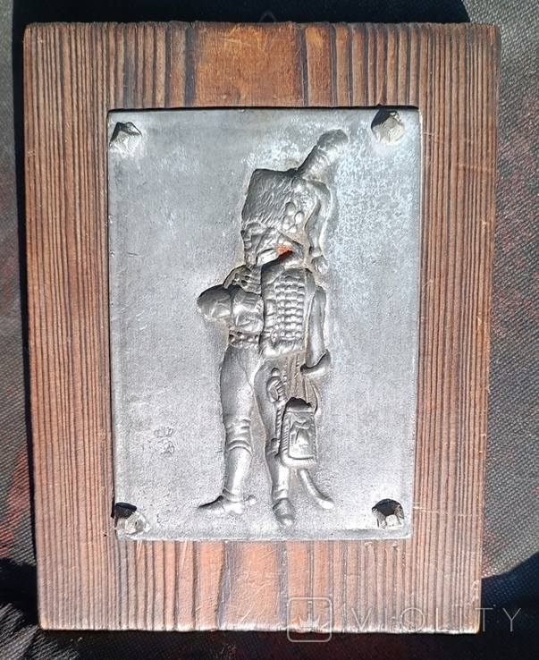 Старовинна дерев'яна настінна табличка з клеймом Свинцевий лицар-солдат, фото №6
