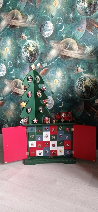 Рождественский деревянный настольный адвент-календарь Thomas Pacconi на 2004 год с украшен, numer zdjęcia 4