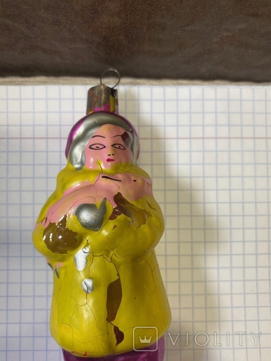 Стара ялинкова іграшка дівчинка з поросячком, фото №12