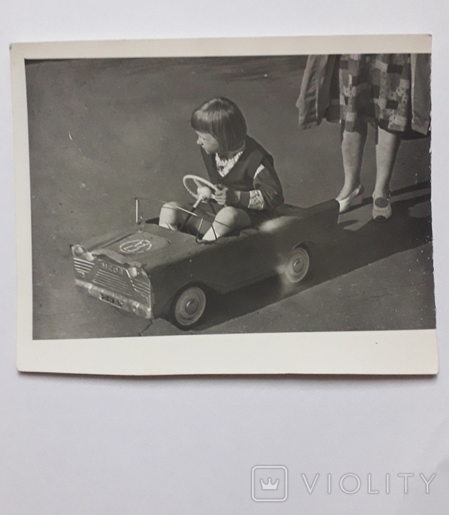 Ребенок девочка на педальной машине Нева 12х15 см., фото №2