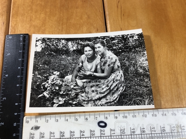 Фото девушки с Буратино на траве, фото №3