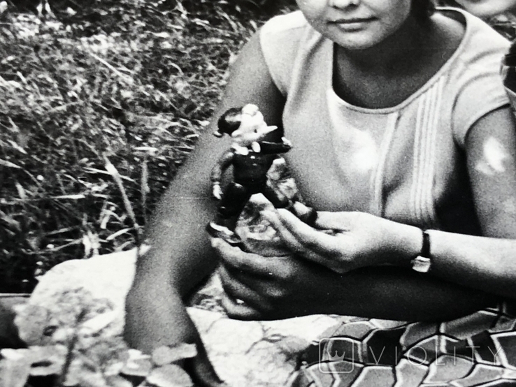 Фото девушки с Буратино на траве, фото №5