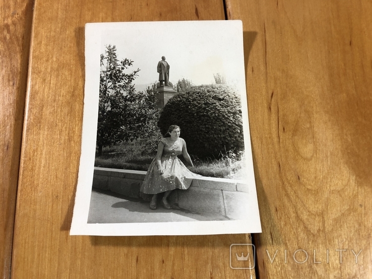 Фото девушка возле памятника, фото №2