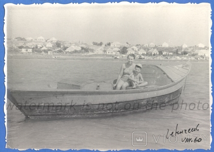 Красива жінка в купальнику з хлопчиком на човні. Відпочинок на природі. Генічеськ 1960 р., фото №2