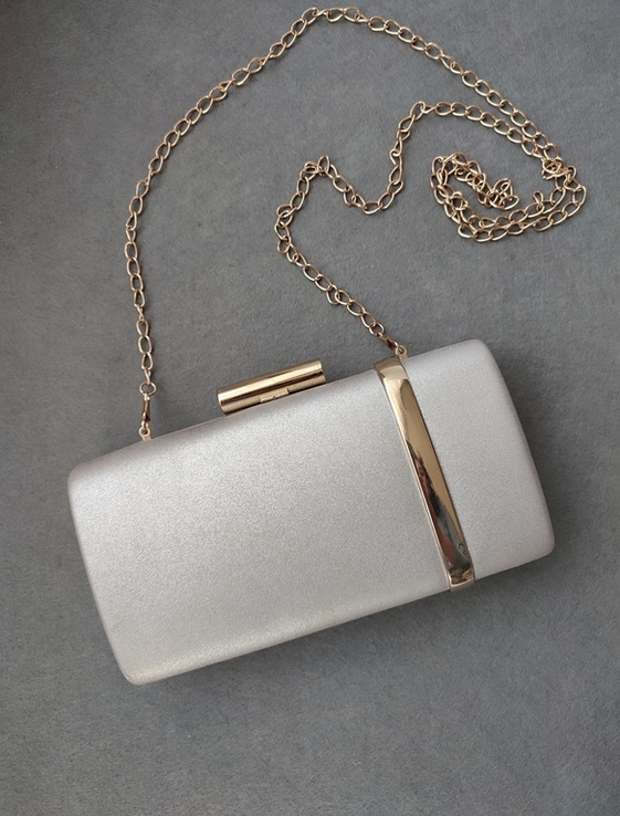 Шикарный серебристый каркасный клатч с золотистой фурнитурой., фото №3