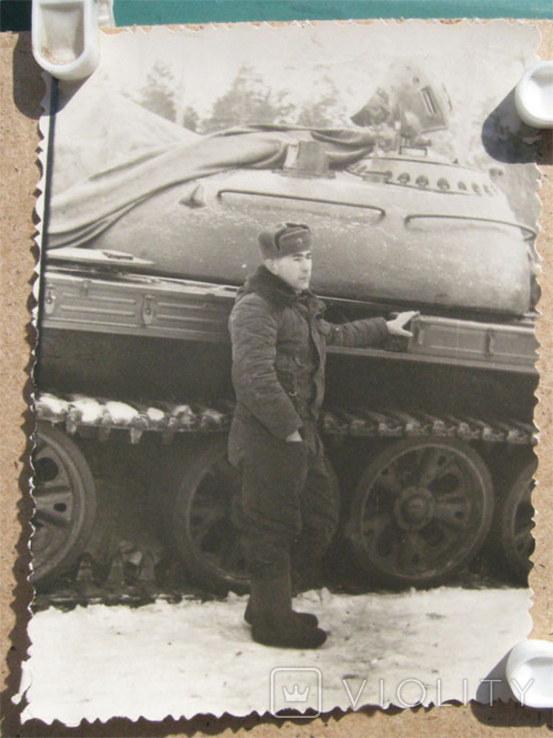 Солдат облокотился на танк., фото №3