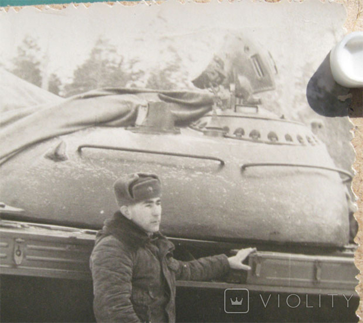 Солдат облокотился на танк., фото №4