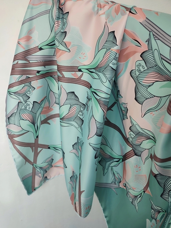 Шелковый платок с изображением цветов Лилий , made in Italy, фото №2