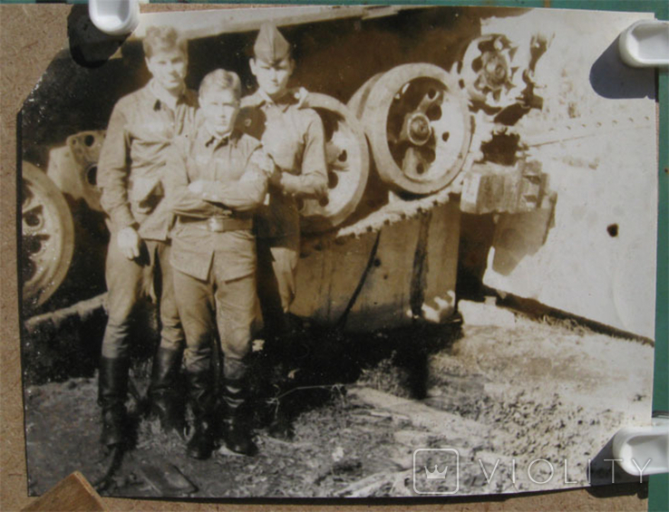 Солдаты у гусеницы танка, фото №3