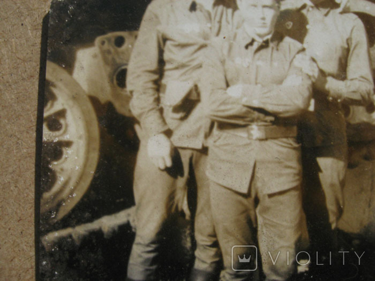 Солдаты у гусеницы танка, фото №7