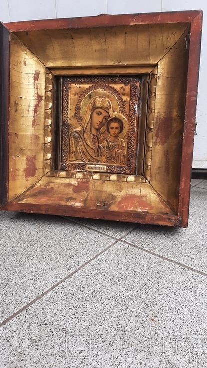 Икона Богородицы в золоченом киоте ., фото №4