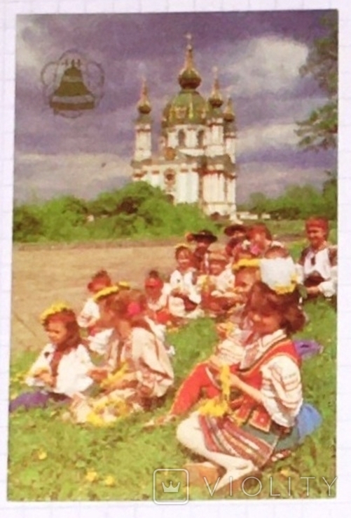 Календар: діти, плетіння вінків, вишиванки, кульбаби, 1993 / Андріївська церква, фото №2
