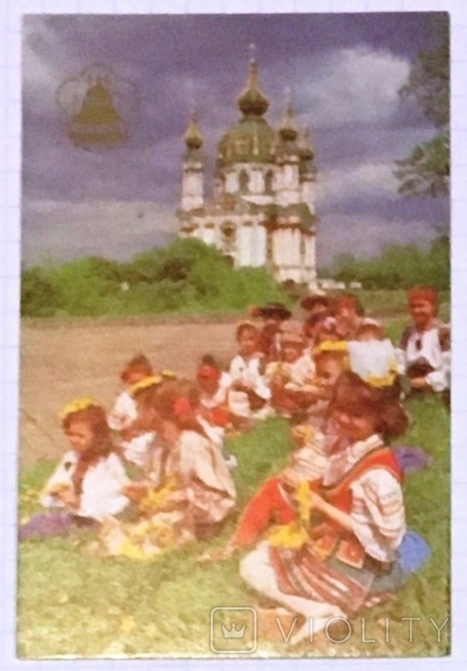 Календар: діти, плетіння вінків, вишиванки, кульбаби, 1993 / Андріївська церква, фото №5