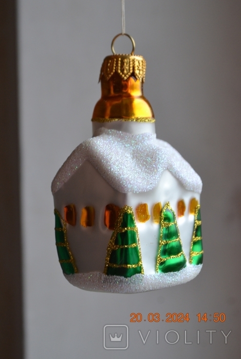 Скляна ялинкова іграшка "Будиночок, будиночок в снігу з ялинками". Висота 8 см., фото №2