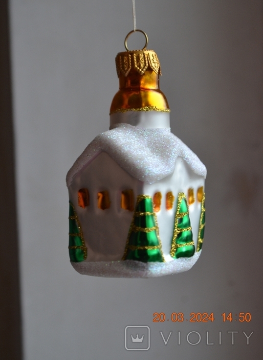 Скляна ялинкова іграшка "Будиночок, будиночок в снігу з ялинками". Висота 8 см., фото №4