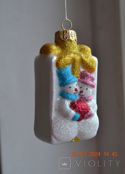 Скляна ялинкова іграшка "Новорічний подарунок. Сніговики з серцем». Висота 9 см., фото №2