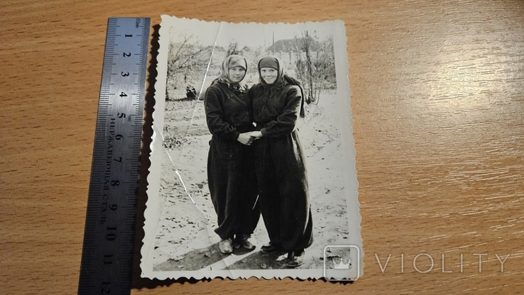 Фото девушки в штанах и платочках стоят в обнимку взявшись за руки, фото №2