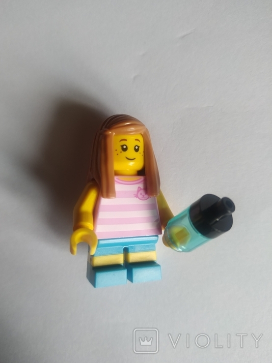 LEGO SET fig-009847 - Дівчинка, яскраво-рожевий смугастий топ з котячою головою, темно-блакитні шорти, Medi