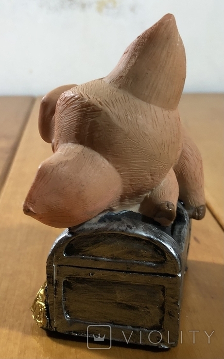 Копилка свинья на сундуке, фото №4