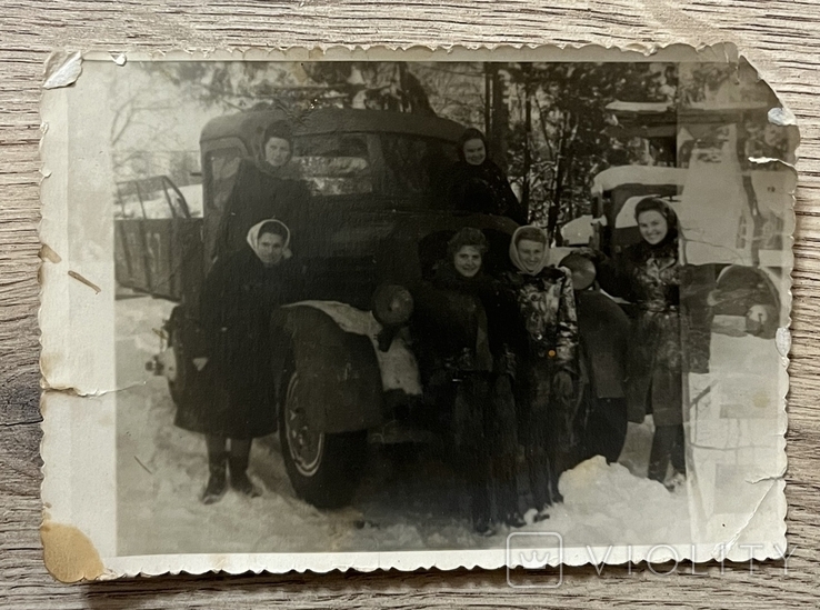 Фото Девчата возле ретро-автомобиля 1949 год, фото №2