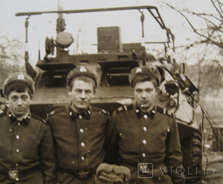 Солдаты на фоне БТР - ра., фото №5