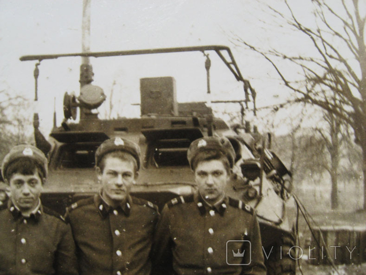 Солдаты на фоне БТР - ра., фото №6