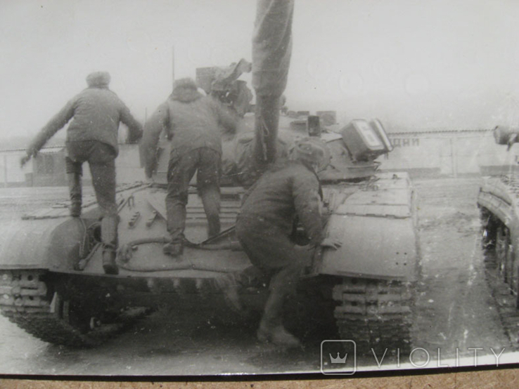 Солдаты залезают на танк, фото №2