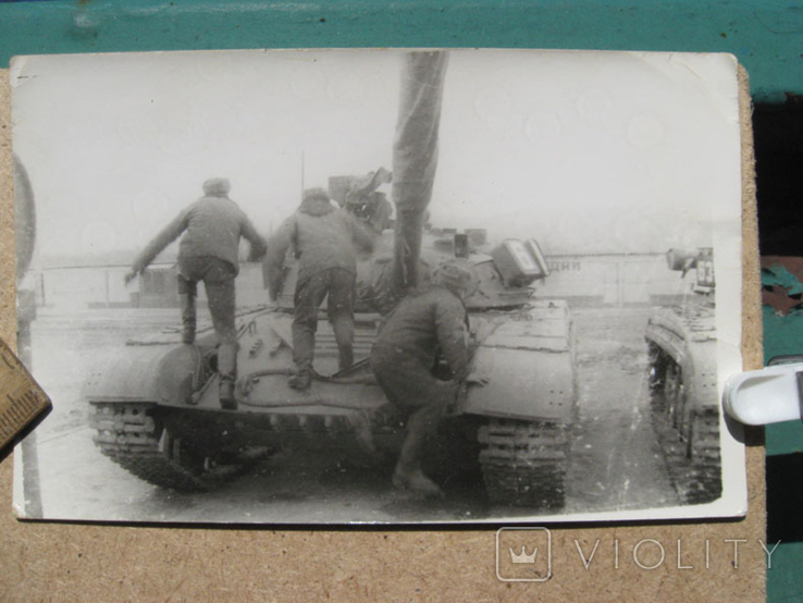 Солдаты залезают на танк, фото №3