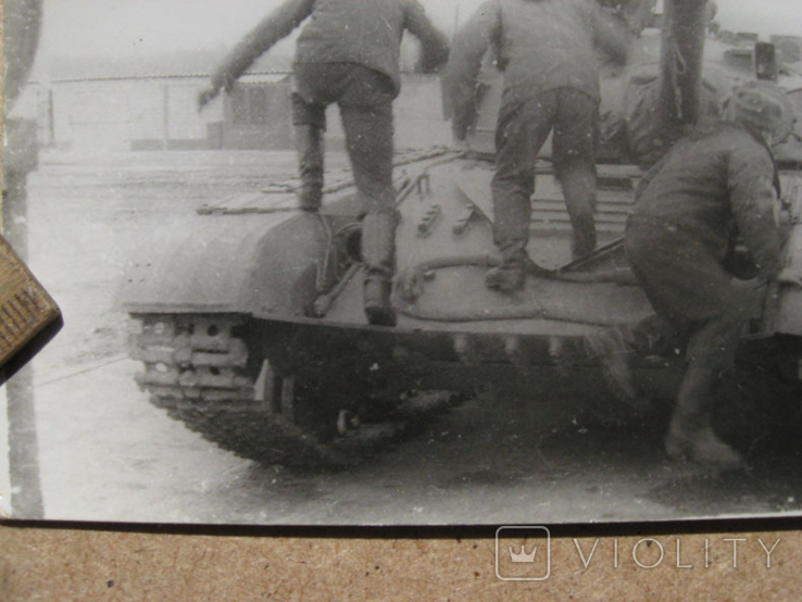 Солдаты залезают на танк, фото №4