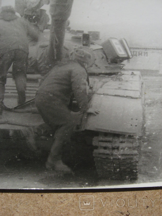 Солдаты залезают на танк, фото №6