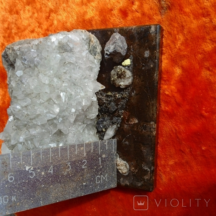 Білий мінерал на сувенірній підставці, фото №5