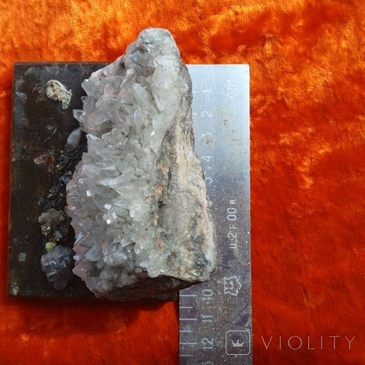Білий мінерал на сувенірній підставці, фото №6