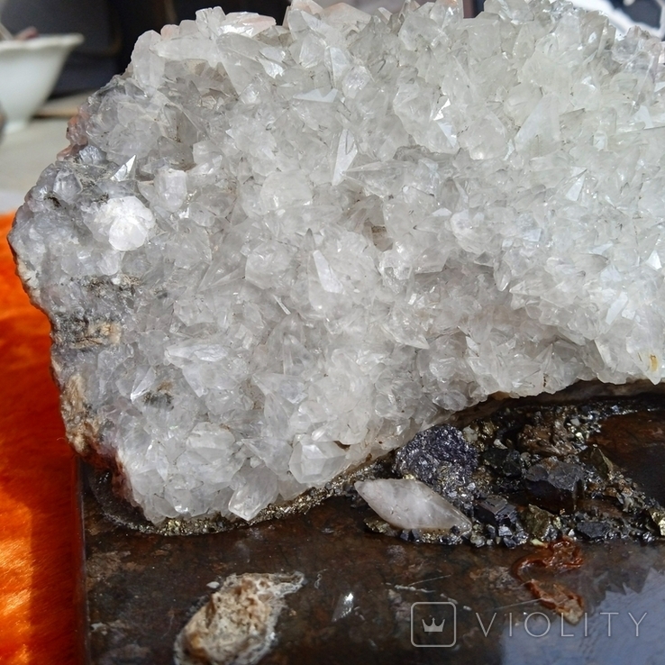 Білий мінерал на сувенірній підставці, фото №12