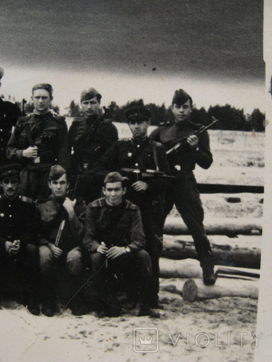 Военные с автоматами, офицер - моряк, фото №7