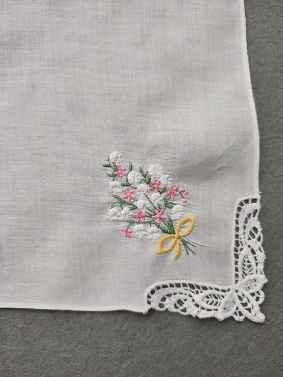 Батистый носовой платок с вышивкой цветов, фото №3