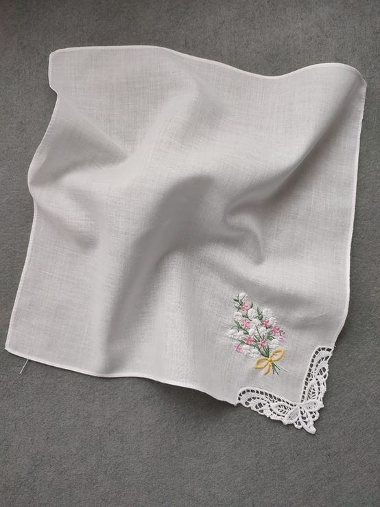 Батистый носовой платок с вышивкой цветов, фото №4