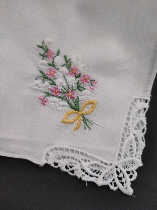 Батистый носовой платок с вышивкой цветов, фото №2