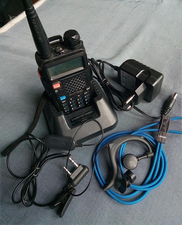 Дводіапазонна р/станція BAOFENG UV-5R з FM приймачем+гарнітура+зарядний пристрій, фото №2