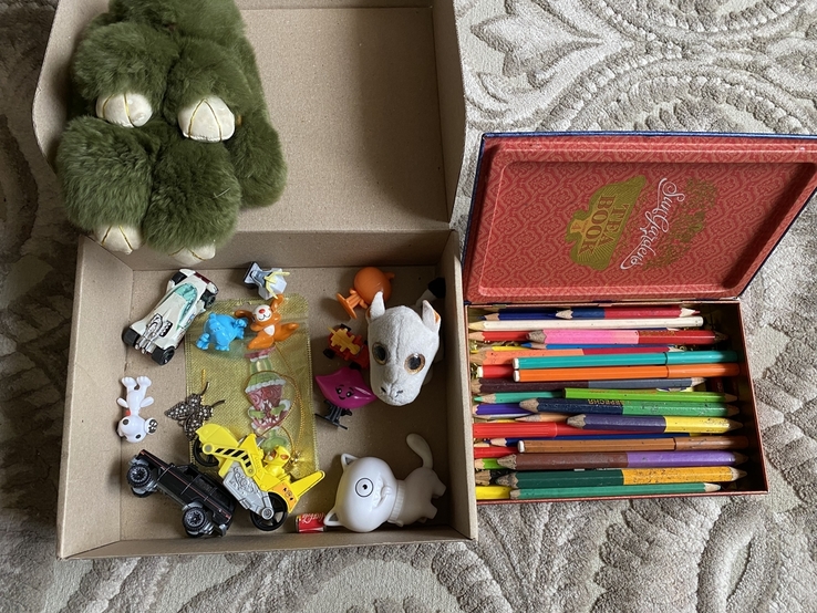 Іграшки та канцелярія для дітей