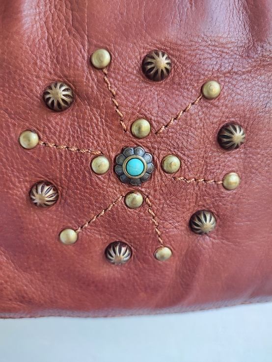 Шкіряна сумка з декором-заклепками крос-боді в стилі бохо, фото №8