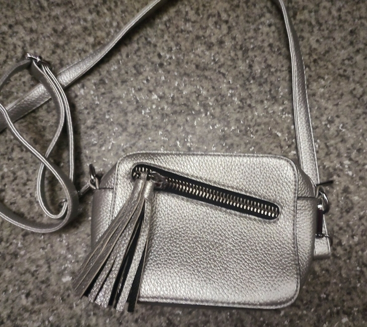 Небольшая сумочка серебристого цвета, фото №2