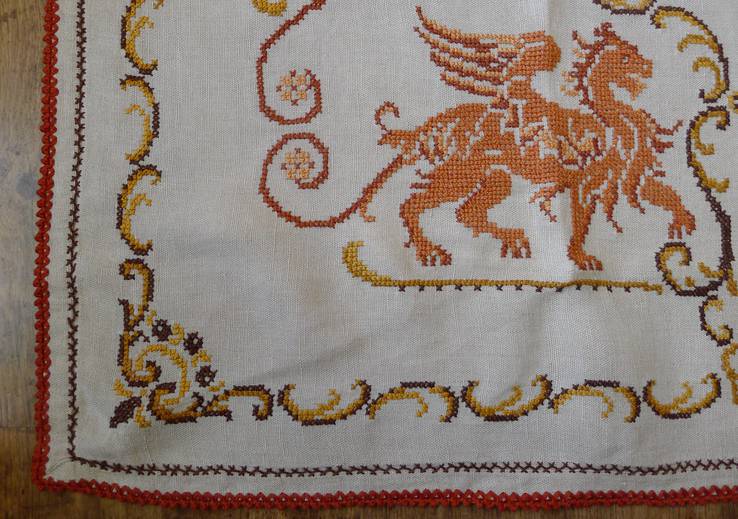 Старинная скатерть с ручной вышивкой - драконы или грифоны., photo number 3
