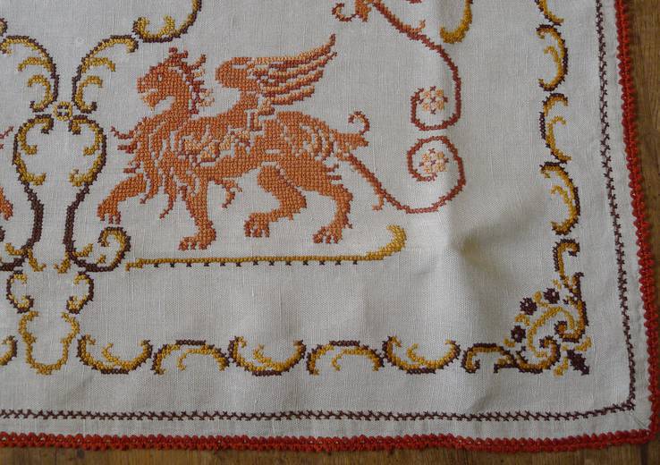 Старинная скатерть с ручной вышивкой - драконы или грифоны., photo number 4