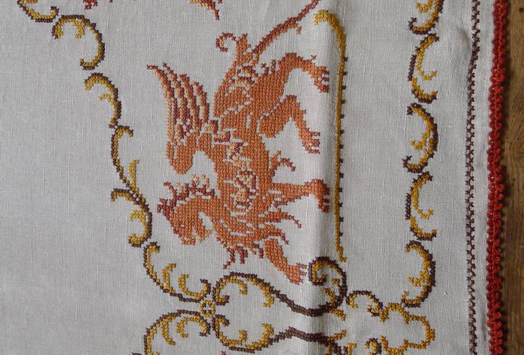 Старинная скатерть с ручной вышивкой - драконы или грифоны., photo number 6